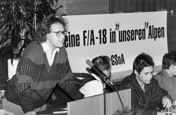 Jo Lang, Politiker der Sozialistisch Gruenen Alternative Zug SGA, spricht am 29. Maerz 1992 in Solothurn an der Vollversammlung der Gruppe fuer eine Schweiz ohne Armee GSoA, rechts Adrian Schmid. An d ...