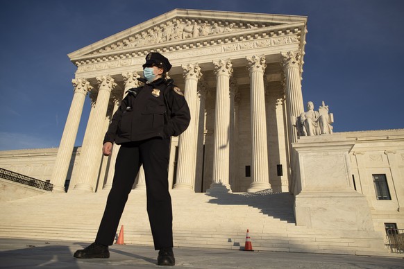 epa08878239 A US Supreme Court police officer stands outside the Supreme Court in Washington, DC, USA, 11 December 2020. One hundred twenty-six House Republicans, including House Minority Leader Kevin ...