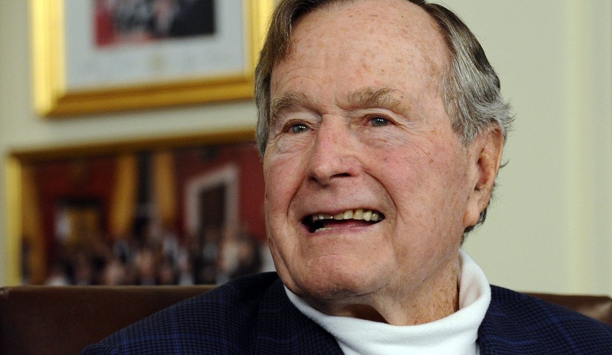 epa04848414 (FILE) Former US President George H.W. Bush in his office in Houston, Texas, USA, 29 March 2012. According to his spokesman, former US President George Bush senior had a fall in his home i ...