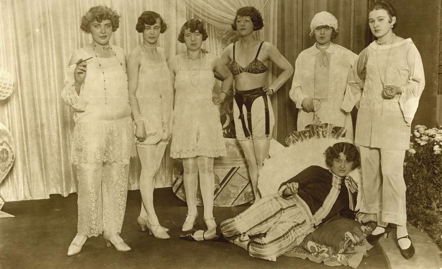 Frauen zeigen die neuste Unterwäsche, Berlin 1927.&nbsp;