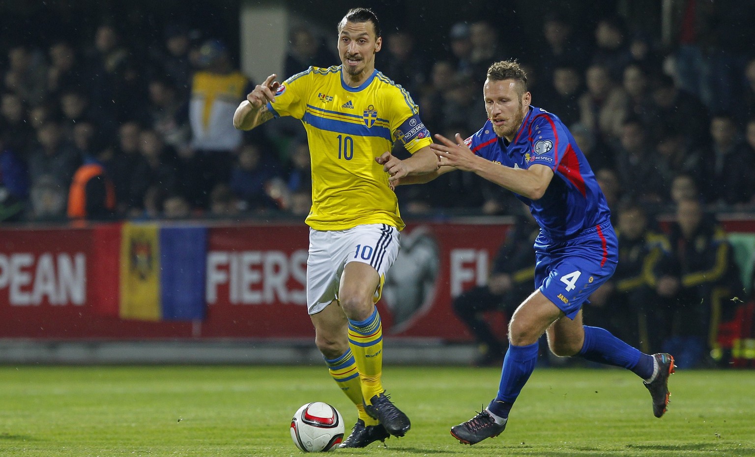 epa04682614 Zlatan Ibrahimovic (L) of Sweden fights for the ball with Victor Golovatenco (R) of Moldova during the UEFA EURO 2016 qualifying, soccer match between national team of Moldova and Sweden,  ...