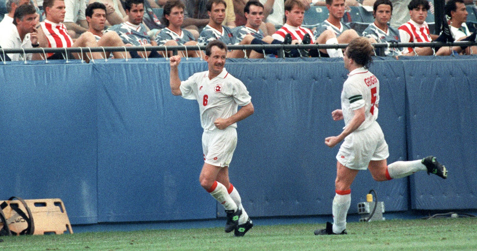 Der Schweizer Kapitaen Alain Geiger (rechts) feiert mit seinem Teamkollegen Georges Bregy nach dessen Freistosstor zum 1 : 0 gegen die USA am 18. Juni 1994 in Detroit an der Fussball-Weltmeisterschaft ...