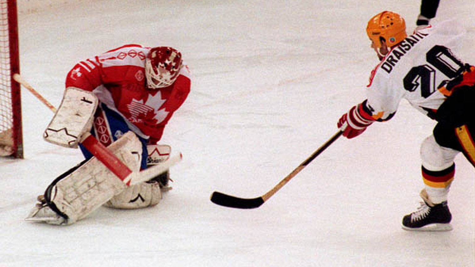 Canada&#039;s Sean Burke (goalie) competing in the hockey event against Germany at the 1992 Albertville Olympic winter Games. (CP PHOTO/COA/Scott Grant)

Sean Burke (gardien) du Canada affronte l&#039 ...