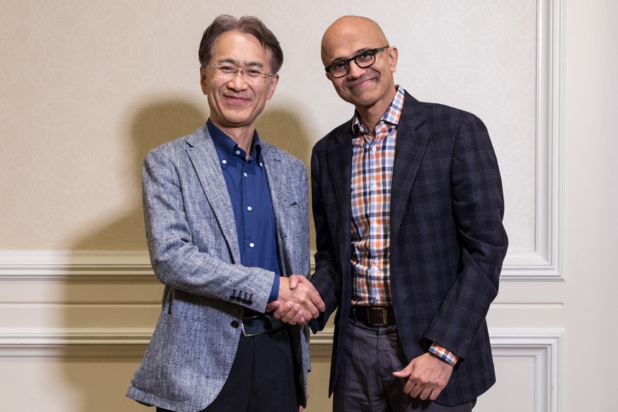 Kenichiro Yoshida, Präsident und CEO der Sony Corporation (links), und Satya Nadella, Chef von Microsoft.