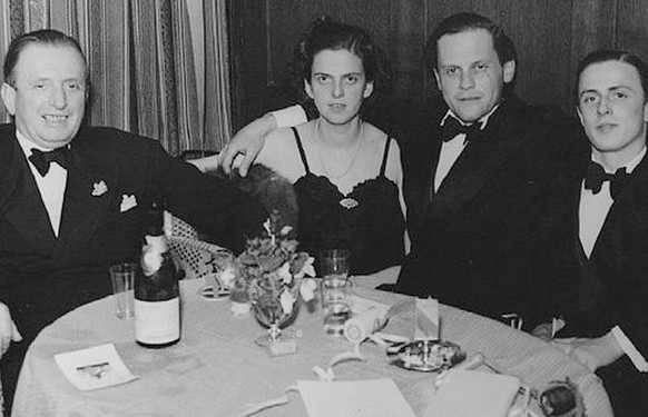 Rich Kids mit Vater und Anhang, ca. 1942 im Palace Hotel, Davos: Heinrich Thyssen (Vater, von links), Margit von Batthyany, ihr Mann Ivan und ihr Bruder Hans-Heinrich.
