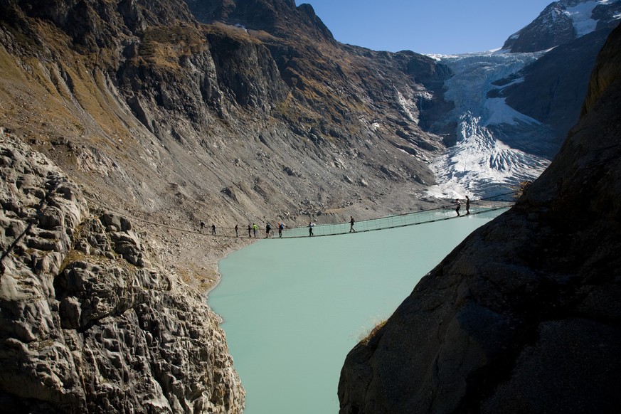 Die Triftbrücke vor dem gleichnamigen Gletscher ist mit einer kurzen Wanderung erreichbar.