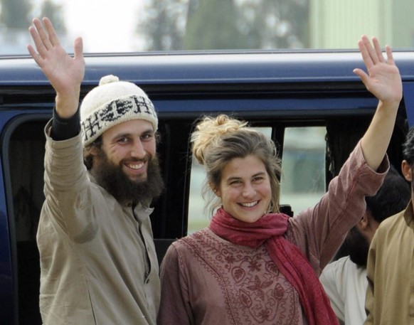 epa03145685 Swiss couple Olivier David Och (L) and Daniela Widmer (R) wave upon their arrival at the airport in Islamabad, Pakistan, following their escape from Taliban militants, on 15 March 2012. Th ...