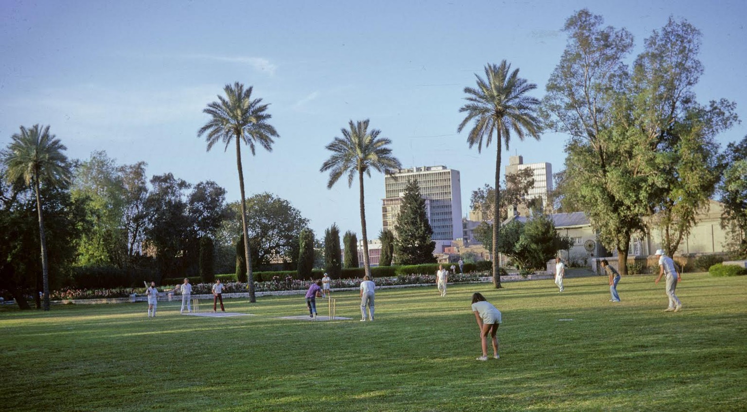 Cricket-Partie im Garten der britischen Botschaft in Bagdad (1974).