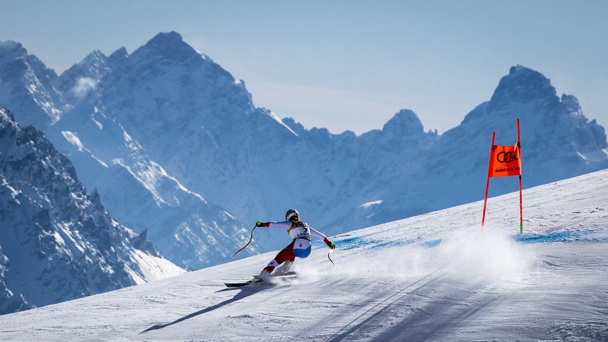 epaselect epa09008829 Corinne Suter of Switzerland is on her way to win the gold medal in the women&#039;s Downhill race at the FIS Alpine Skiing World Championships in Cortina d&#039;Ampezzo, Italy,  ...