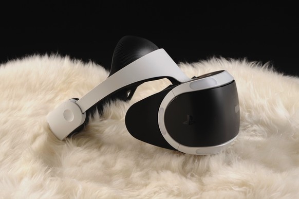 Sonys Virtual-Reality-Brille für die Playstation 4 (Pro) ist bequemer als andere VR-Brillen und mit 500 Franken deutlich günstiger als Oculus Rift und HTC Vive. Aktuell sind etwa 30 VR-Games verfügbar ...
