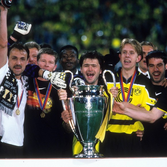 Borussia Dortmund gewinnt die Champions League 1996/1997, v.li.: Torwart Stefan Klos, Jürgen Kohler, Stefan Reuter, Ibrahim Tanko, Stephane Chapuisat mit dem Pokal, Jörg Heinrich, Rene Tretschok und M ...