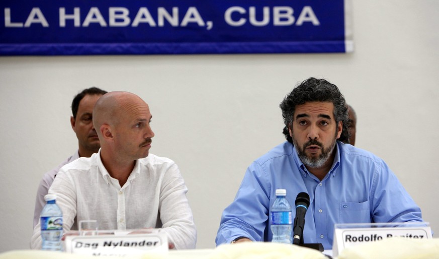 Rodolfo Benitez (rechts, Kuba) und Dag Nylander (links, Norwegen), repräsentieren die Friedensgespräche zwischen der kolumbianischen Regierung und den FARC-Rebellen in Havanna, Kuba.&nbsp;