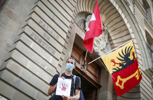 Nicolas, l&#039;activiste pro-climat de l&#039;association Breakfree arrive pour son proces en appel pour avoir souille la facade du Credit Suisse de mains rouges, devant le palais de justice, ce lund ...
