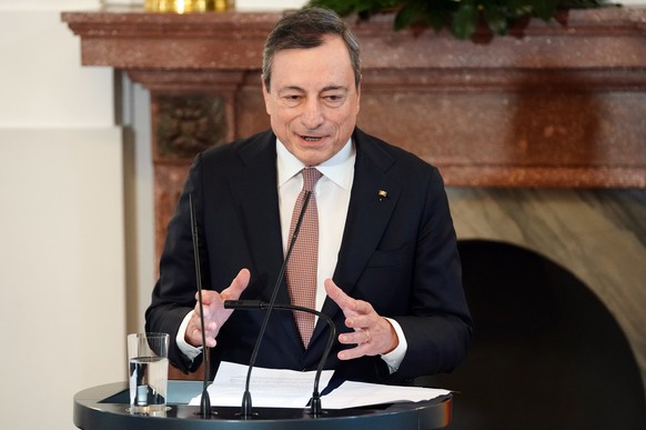 epa08181734 Italian economist and former President of the European Central Bank (ECB), Mario Draghi, speaks after being awarded with the Order of Merit in a ceremony at Bellevue Palace in Berlin, Germ ...