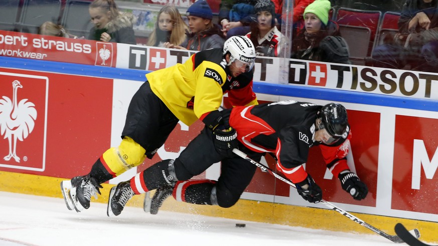 epa05623027 Beat Gerber of SCB (L) and Robert Rooba JYP (C) of Jyp duel for the puck during the Champions League ice hockey Round of 16 match between Jyp Jyvaskyla and SC Bern at Synergia-Areena in Jy ...