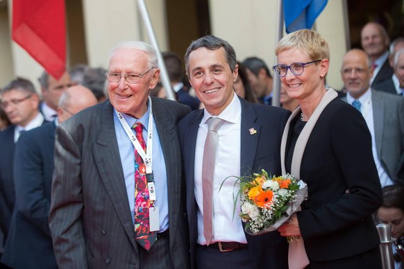 Der kürzlich verstorbene CVP-Politiker Flavio Cotti (links) war der letzte Tessiner Bundesrat, bevor Cassis 2017 gewählt wurde. Hier an der Wahlfeier, rechts Cassis' Ehefrau Paola.
