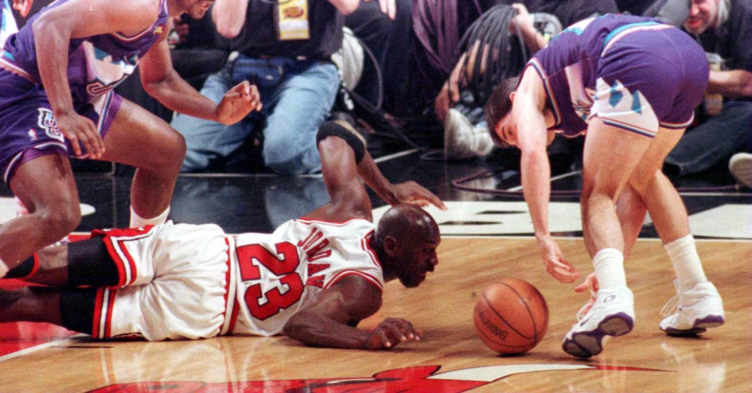 Michael Jordan Chicago Bulls, Mitte gegen Jeff Hornacek Utah Jazz, re. - PUBLICATIONxINxGERxSUIxAUTxHUNxONLY CHI98061306