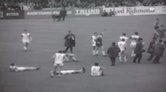 Unfassbare Szenen ereignen sich in den Schlussminuten des Cupfinals von 1967 zwischen Lausanne und Basel: Schiedsrichter Göppel pfeift in der 88. Minute beim Stand von 1:1 einen umstrittenen Penalty f ...
