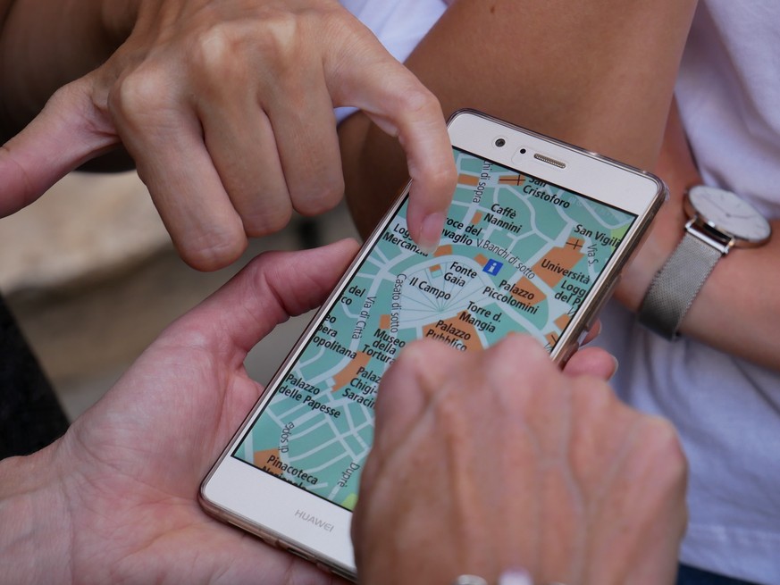 Karten-App auf einem Huawei-Smartphone: Gelingt es dem Konzern, alle wichtigen Anbieter zu gewinnen? Und dürfen US-Firmen wegen des Handelsbanns überhaupt mitmachen?