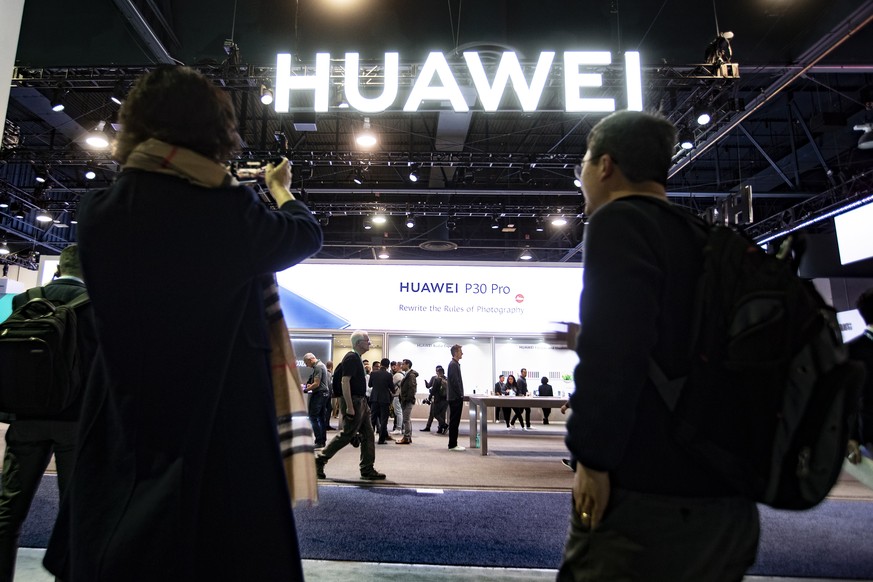 epa08111388 Attendees look at Chinese mobile phone manufacturer Huawei&#039;s phones during the 2020 International Consumer Electronics Show at the Convention Center in Las Vegas, Nevada, USA, 07 Janu ...