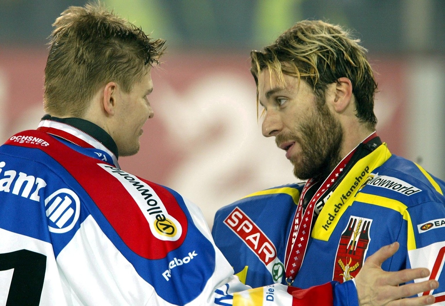 Goalie Ari Sulander von den ZSC Lions, links, gratuliert Goalie Lars Weibel vom HC Davos, am Samstag, 6. April 2002 in Zuerich nach dem Playoff-Finalspiel HC Davos gegen ZSC Lions, das die Davoser fue ...