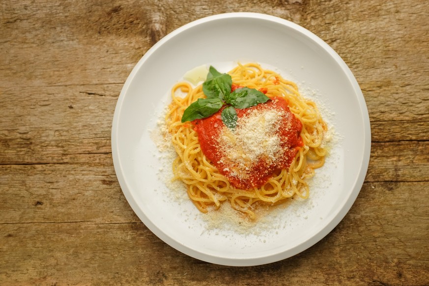 spaghetti al pomodoro con parmigiano reggiano pasta tomaten sauce käse essen food italien