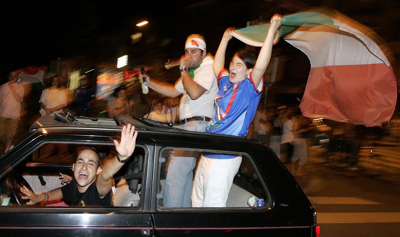 Italienische Fans feiern am Dienstag, 4. Juli 2006, an der Langstrasse in Zuerich den Sieg der italienischen Fussball Nationalmannschaft gegen Deutschland an der Weltmeisterschaft. Italien steht im Fi ...