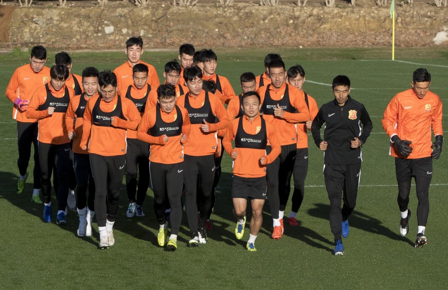 epa08178331 Players of the Chinese Super League team Wuhan Zall go through their warm-up routine during a training camp in San Roque, Cadiz, Spain, 30 January 2020. Wuhan is the city at the center of  ...