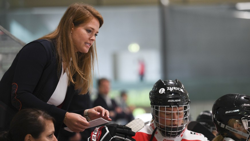 Florence Schelling, ehemalige Schweizer Eishockey-Nationaltorhueterin, in ihrer neuen Funktion als Assistant Coach beim Spiel der Schweizer Damen U18 Eishockey Nationalmannschaft gegen Russland, aufge ...