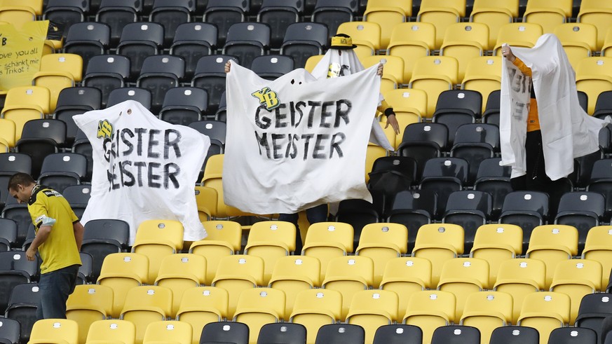 Als Geist verkleidetete Fans tragen einen Umhang mit der Aufschrift &quot;Geistermeister&quot;, vor dem Super League Spiel zwischen dem BSC Young Boys Bern und dem FC St. Gallen, am Montag, 3. August  ...