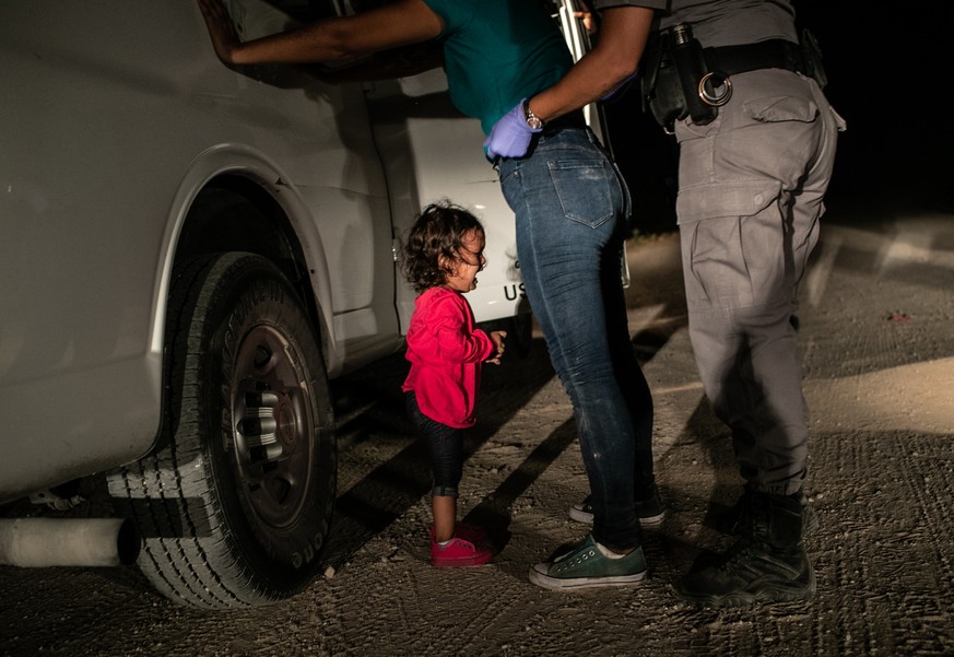 HANDOUT - ZU DEN NOMINIERUNGEN FUER DAS WORLD PRESS PHOTO OF THE YEAR 2019 STELLEN WIR IHNEN FOLGENDES BILDMATERIAL ZUR VERFUEGUNG - A two-year-old Honduran asylum seeker cries as her mother is search ...