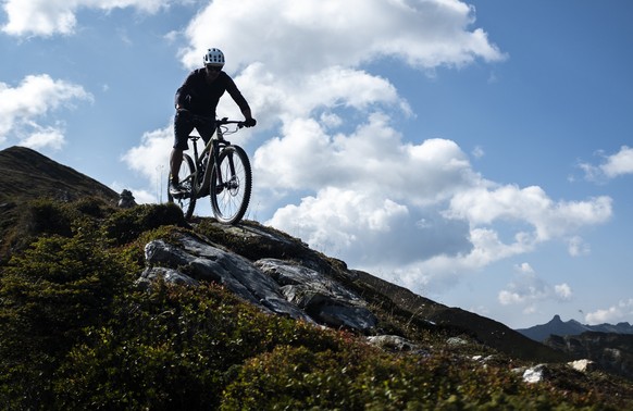 Ein Mountainbiker ist unterwegs im Gebiet Spitzmeilen, aufgenommen am Donnerstag, 17. September 2020, in Flums. (KEYSTONE/Gian Ehrenzeller)