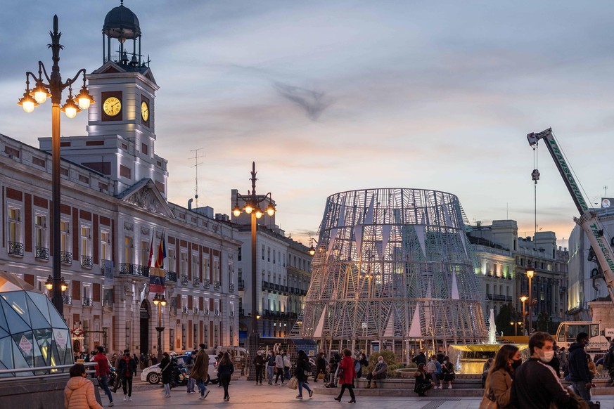 November 11, 2020, Madrid, Spain: View of the Puerta del Sol during the erection of an artificial Christmas tree..Madrid continues to fight the second wave of the Covid 19 pandemic and today the healt ...