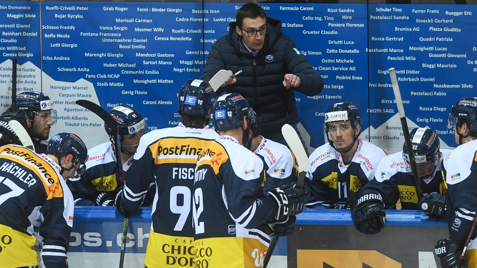 Ambri&#039;s Head Coach Luca Cereda talks to his team during the match of National League A (NLA) Swiss Championship 2020/21 between HC Ambri Piotta and SCL Tigers at the ice stadium Valascia in Ambri ...