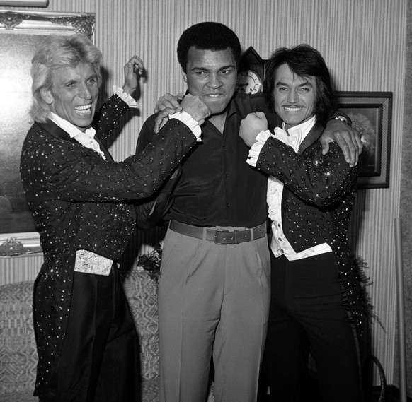 epa05345169 A handout picture provided by the Las Vegas News Bureau (LVNB) on 04 June 2016 shows German-American duo stage magicians Siegfried Fischbacher (L) and Roy Horn (R) posing with Muhammad Ali ...