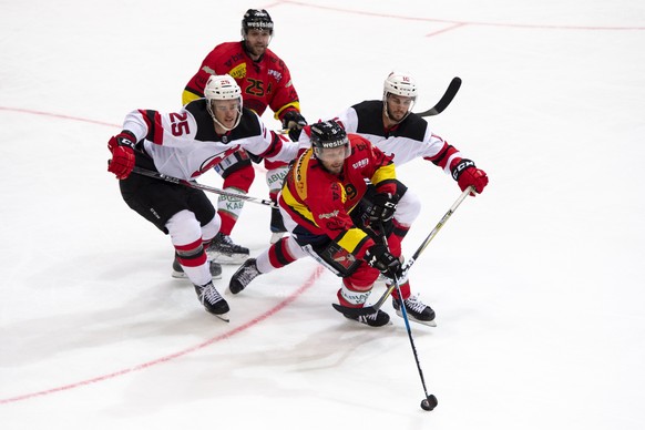 New Jersey Devils Mirco Mueller, Berns Andrew Ebbett, Berns Jan Mursak and New Jersey Devils Jean-Sebastien Dea, from, left, fight for the puck, during a NHL friendly game between Switzerland&#039;s S ...