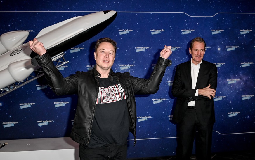 epa08855613 SpaceX owner and Tesla CEO Elon Musk (L) poses as Axel Springer&#039;s Chairman of the Board Mathias Doepfner (R) looks on after arriving on the red carpet for the Axel Springer award, in  ...