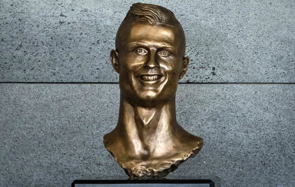 epaselect epa05877450 The bust of Portuguese soccer player Cristiano Ronaldo pictured during a naming event at Madeira&#039;s airport in Santa Cruz, Madeira island, Portugal, 29 March 2017. The Madeir ...