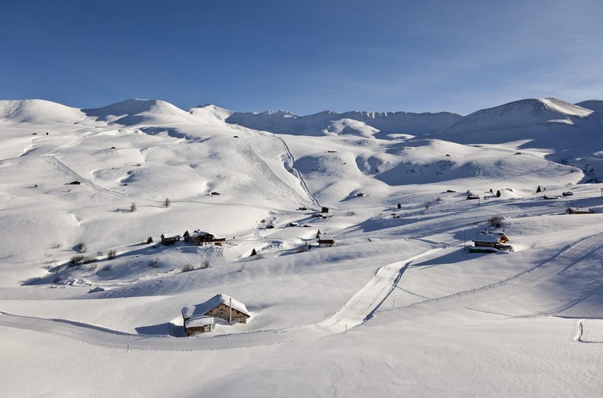 Das Gebiet der Fideriser Heuberge mit zwei Berggasthaeuser und zwei Skilifts oberhalb Fideris im Praettigau, aufgenommen Mittwoch, 11. Januar 2012. (KEYSTONE/Arno Balzarini)