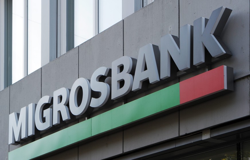 ARCHIVBILD ZUR PRAESENTATION DER JAHRESZAHLEN 2016 DER MIGROS BANK -- Das Logo der Migrosbank, aufgenommen am Donnerstag, 1. November 2012, in Winterthur. (KEYSTONE/Steffen Schmidt)