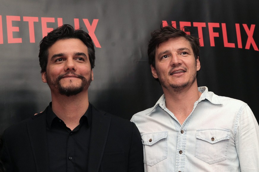 epa05490561 (L-R) Brazilian actor Wagner Moura and Chilean Pedro Pascal pose after a press conference in Mexico City, Mexico, 16 August 2016, where the US company Netflix announced the second season o ...