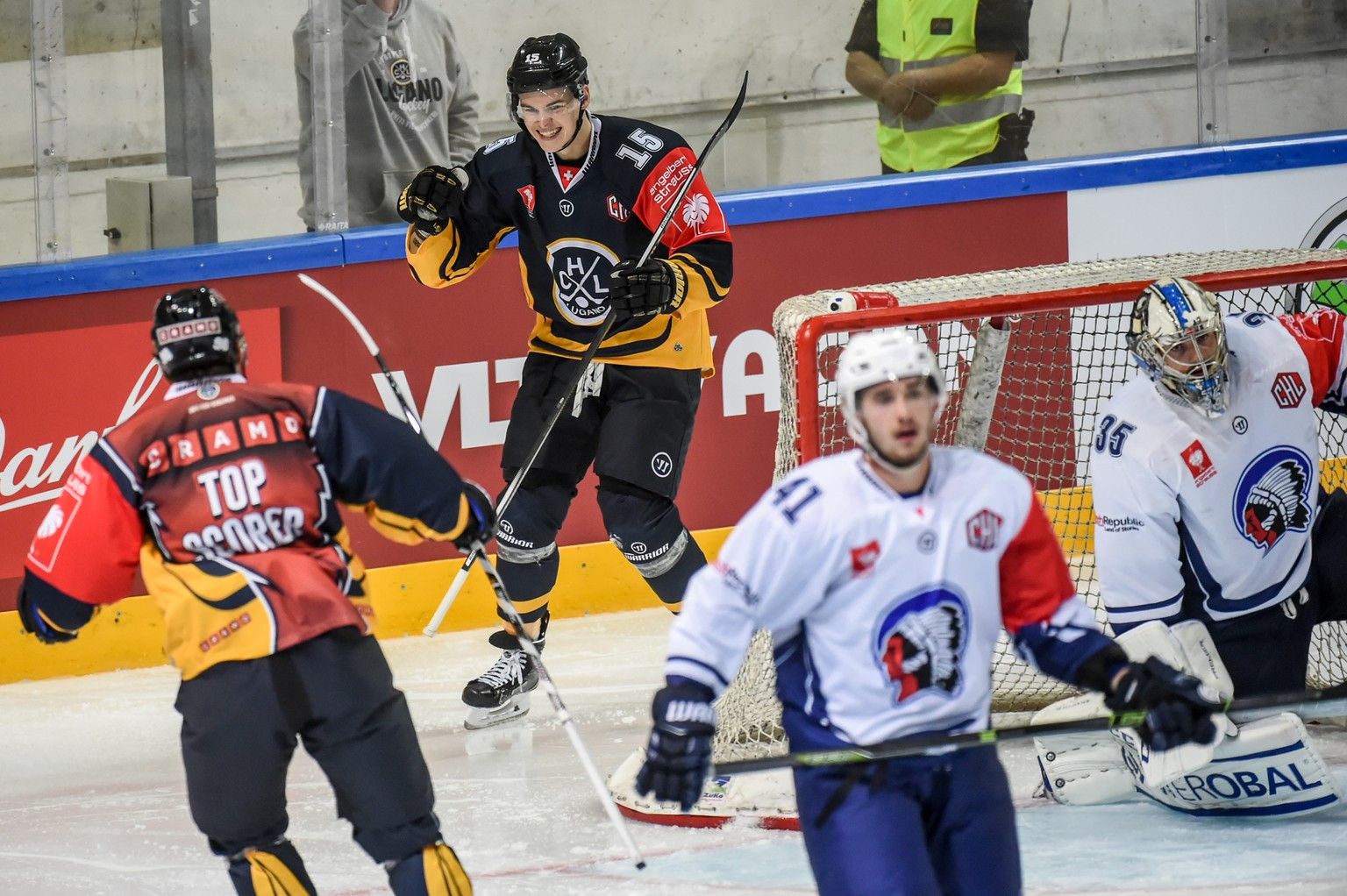 Lugano’s Gregory Hofmann, left, scores 1:0 against Pilsen&#039;s Matej Machovsky, right, during the Champions League round of 32 ice hockey match between HC Lugano and HC Plzen, at the ice stadium Res ...