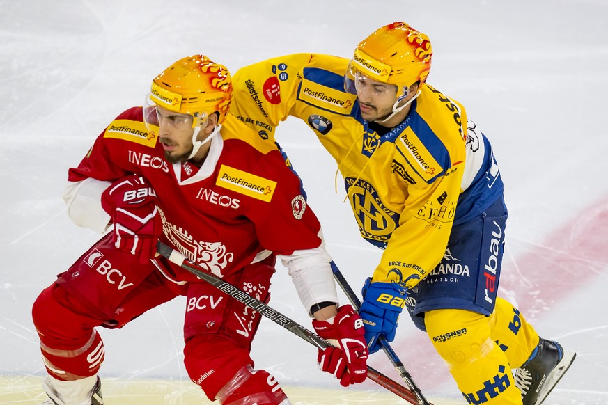 Le Top Scorer lausannois Yannick Herren, gauche, lutte pour le puck avec le Top scorer davosiens Inti Pestoni, droite, lors de la rencontre du championnat suisse de hockey sur glace de National League ...