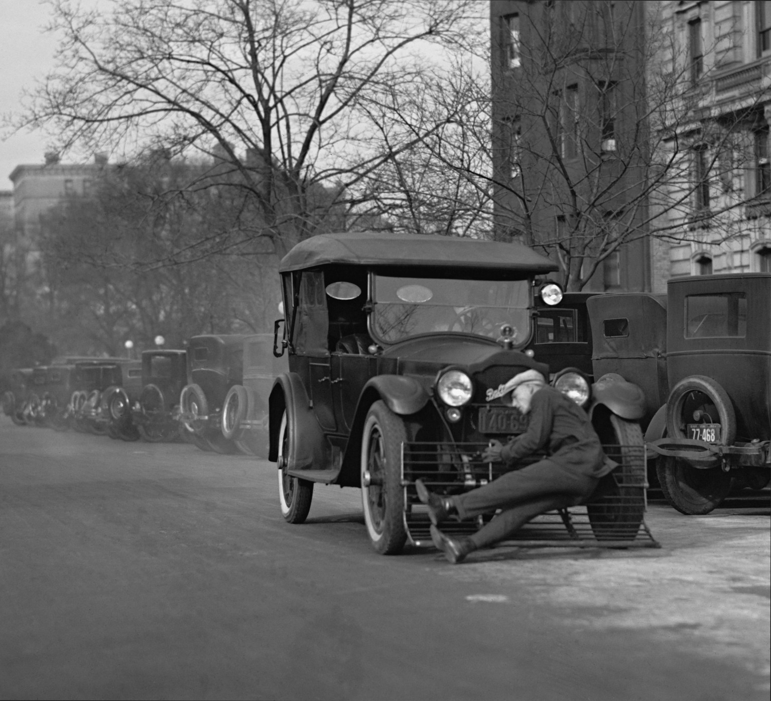 Test of an automobile equipped with a &#039;cow catcher&#039; for the safely of pedestrians. Washington, D.C., Dec. 17, 1924 - Bilder
auto motor history usa Test of an automobile equipped with a &#039 ...