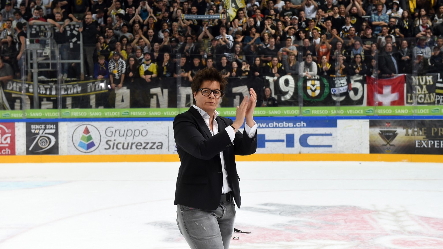 Vicky Mantegazza, Praesidentin des HC Lugano, bedankt sich bei den Fans nach dem fuenften Eishockey Playoff-Finalspiel der National League A zwischen dem HC Lugano und dem SC Bern am Dienstag, 12. Apr ...