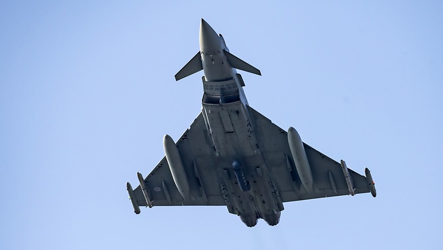 Der Eurofighter von Airbus ist einer der vier Kampfjets, die für die Schweizer Luftwaffe in Frage kommen. Die Auswahl trifft der Bundesrat. Heute fällt der Nationalrat den Grundsatzentscheid. (Archivb ...