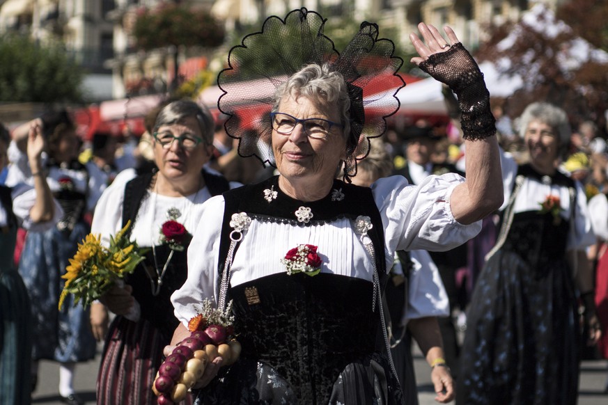 Trachtenfrauen winken beim Umzug am Unspunnenfest, am Sonntag, 3. September 2017, in Interlaken. (KEYSTONE/Peter Schneider)