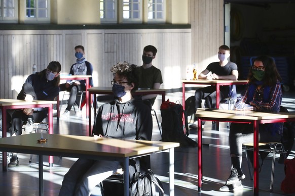 Students wearing face masks during exam preparation for the Abitur at the JenaPlan School in Jena, Germany, Monday, April 27, 2020. After a compulsory corona break of several weeks, the schools are re ...