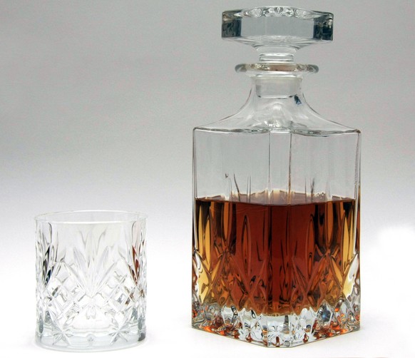 whisky whiskey brandy rum alkohol trinken drinks kristallflasche halb voll halb leer