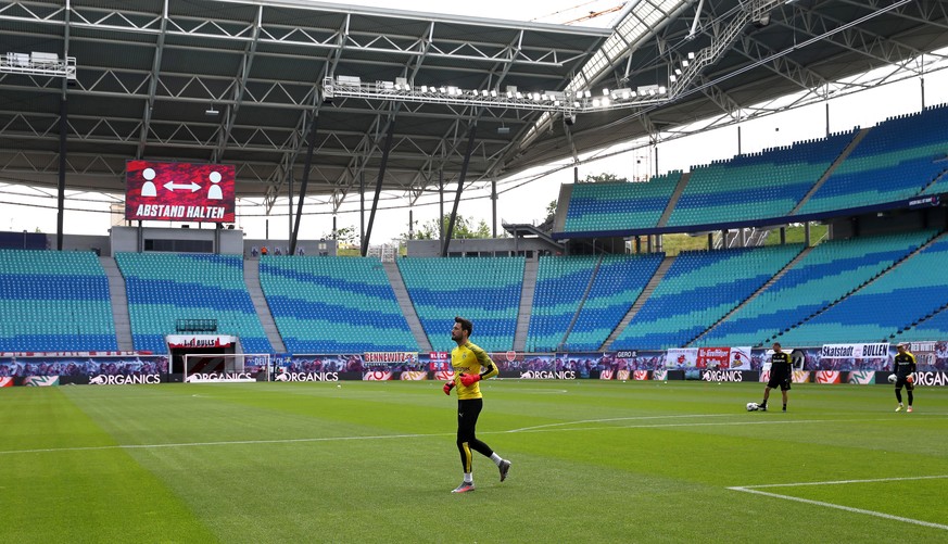 epa08497379 Dortmund&#039;s goalkeeper Roman Buerki warms up in front of empty stands prior to the German Bundesliga soccer match between RB Leipzig and Borussia Dortmund in Leipzig, Germany, 20 June  ...